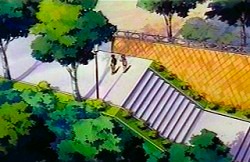 L'escalier du film est plus étroits et comporte moins de marches par secteur