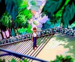 Kyosuke se sent bien sur les marches de l'escalier