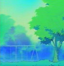 La balançoire du terrain de jeux vue de l'entrée de Green Castle