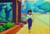 Derrière Kyosuke la petite rue qui tourne à gauche